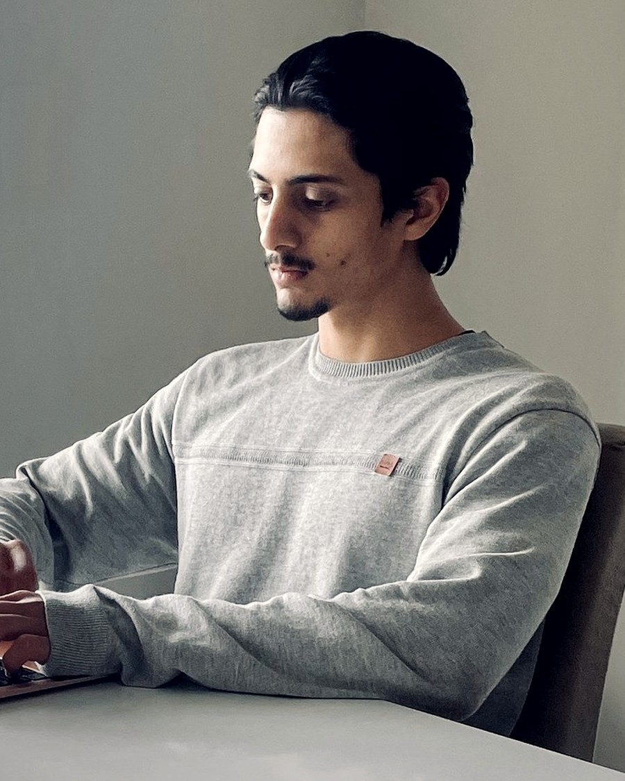Guilherme Avrella trabalhando no computador